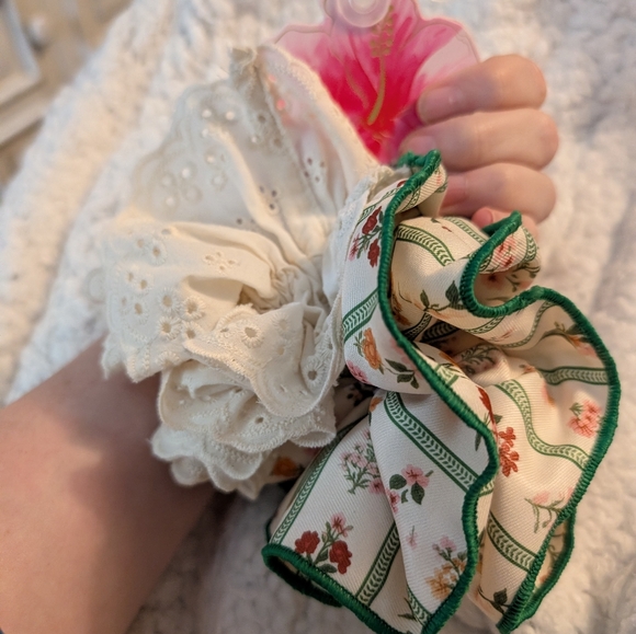 Piper Green-Trim Floral & Cream Lace  Scrunchie Set - Picture 2 of 4
